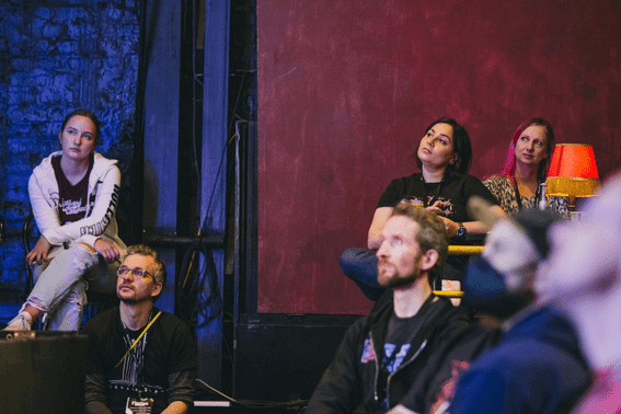 Sophie Koonin dans le public d'une autre conférence, entourée d'autres membres du public. Photo par Celine Al-Mosawi.